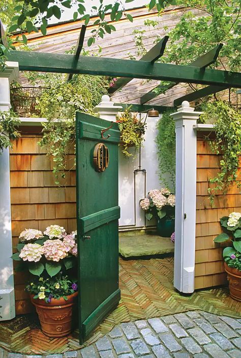 40 Trellis Ideas For Gorgeous Climbing Gardens Tall Trellis, Trellis Flowers, Garden Trellis Ideas, Building A Trellis, Tomato Trellis, Flower Trellis, Backyard Sanctuary, Trellis Ideas, Climbing Hydrangea