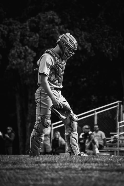 Cool Baseball Pictures, Unique Sports Photography, Baseball Photography Ideas, Sports Photography Aesthetic, Baseball Catcher Aesthetic, Sports Photography Ideas, Black And White Sports Photography, High School Baseball Aesthetic, College Baseball Aesthetic