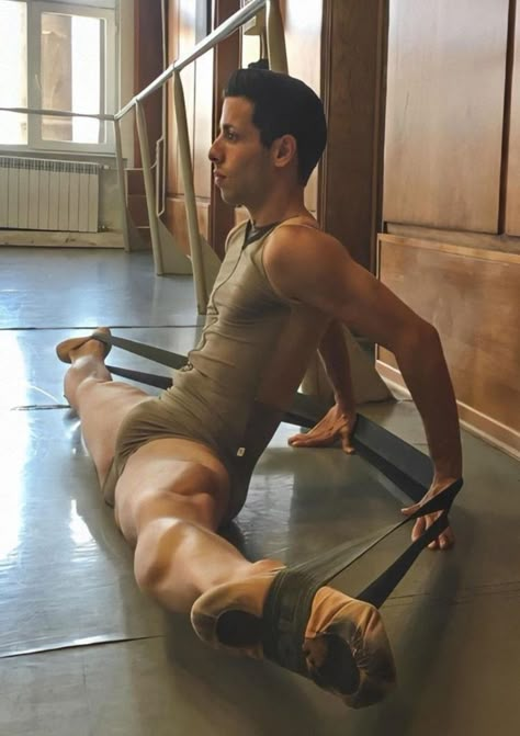 Do Splits, Male Ballet, Male Gymnast, Men Bodies, Ballet Boys, How To Do Splits, Abs Workout Video, Male Ballet Dancers, Ballet Poses