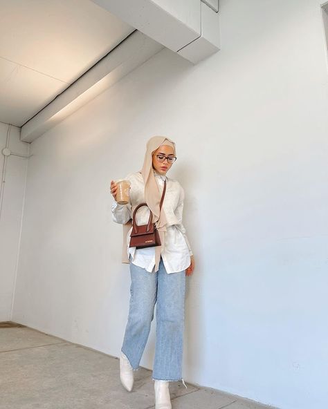 Modest Hijabi Outfits Casual, Hijab Outfit Jeans, Batul Bazzi, Hijabi Aesthetic Outfits, Hijabi Summer Outfits, White Denim Outfit, Hijab Fashion Summer, White Shirt Outfits, Mode Turban