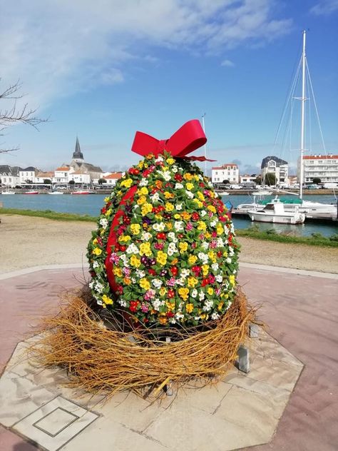 Easter Grass Ideas, Giant Egg Diy, Giant Easter Eggs Decoration, Diy Giant Egg Prop, Easter Egg Tree Outdoor, Ester Decoration, Big Easter Eggs, Giant Easter Eggs, Easter Outdoor