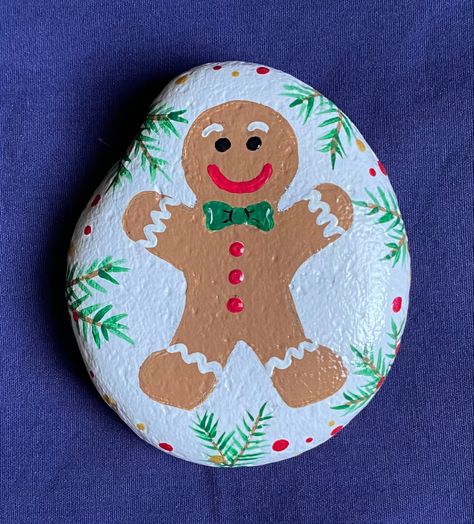 Pebble Painting Christmas, Gingerbread Man Painting Ideas, Painting Rocks Christmas Ideas, Gingerbread Rock Painting, Rock Painting For Christmas, Christmas Rock Paintings, Painted Rocks For Christmas, Painting Christmas Rocks, Xmas Rock Painting Ideas