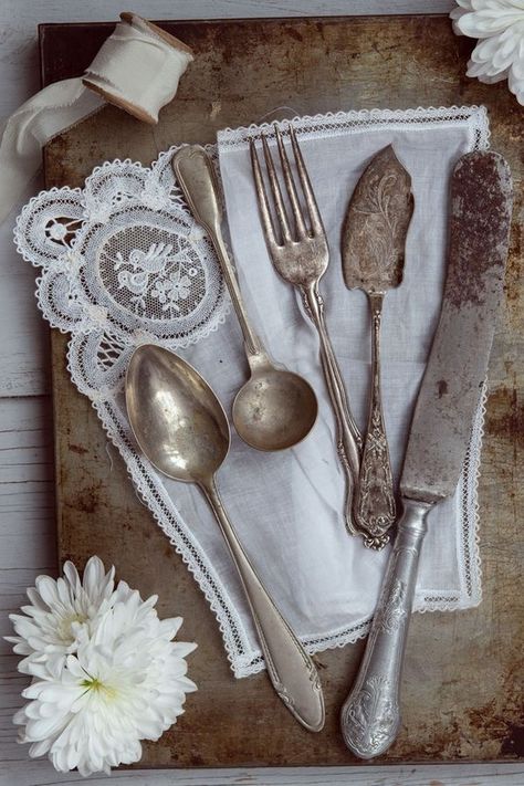 Cutlery Aesthetic, Old Silverware, Colorful Dinnerware, Vintage Corner, Gluten Free Kitchen, Vintage Cutlery, Granny Chic, Silver Spoons, Serving Set