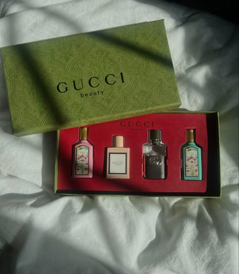 Mini Gucci Perfume, Gucci Gift Boxes, Gucci Box Packaging, Mini Perfume Aesthetic, Gucci Perfume Aesthetic, Graduation Makeup Ideas, Gucci Christmas, Gucci Packaging, Expensive Packaging