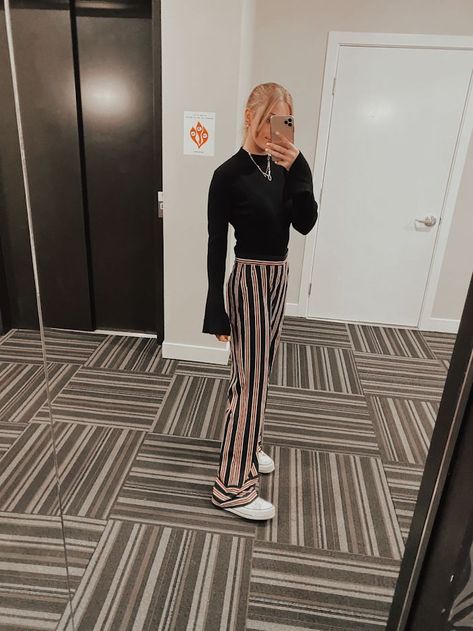 Simple black sweater, high-waisted trousers and White Platform High-Top Converse Platform High Top Converse, Winter Office Outfit, Winter Office, Chuck Taylor All Star Lift, White Platform, Office Outfit, Converse Chuck Taylor All Star, Black Sweater, Converse High Tops