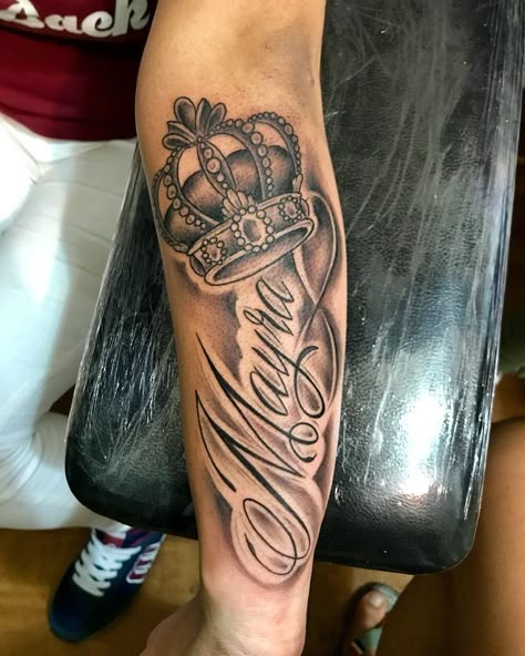 Name Tattoos For Men, Tattoos To Honor Mom, Forearm Name Tattoos, Dr Tattoo, Name Tattoos On Arm, Memorial Tattoo Ideas, Wife Tattoo, Names Tattoos For Men