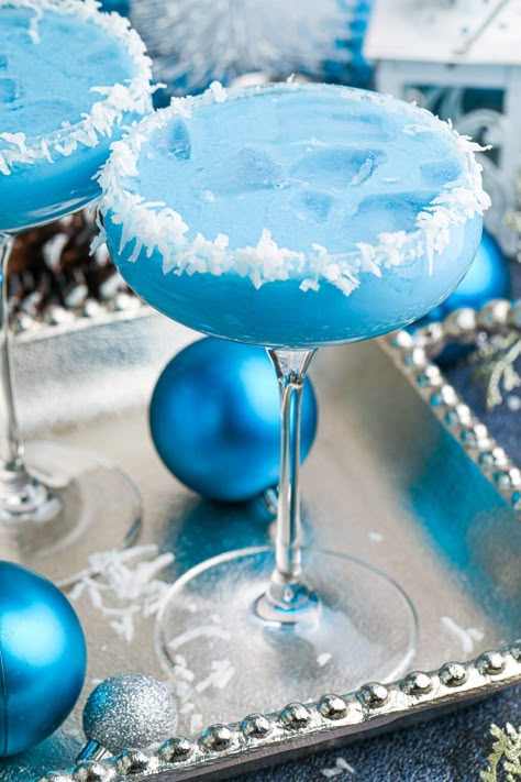 Blue Christmas Cocktail - My Incredible Recipes Coconut Milk Cocktail, Fruity Rum Drinks, Pineapple Mojito, Christmas Drinks Alcohol, Blue Drinks, Sweet Cocktails, Fancy Cocktails, Christmas Cocktail, Kitchen Fun