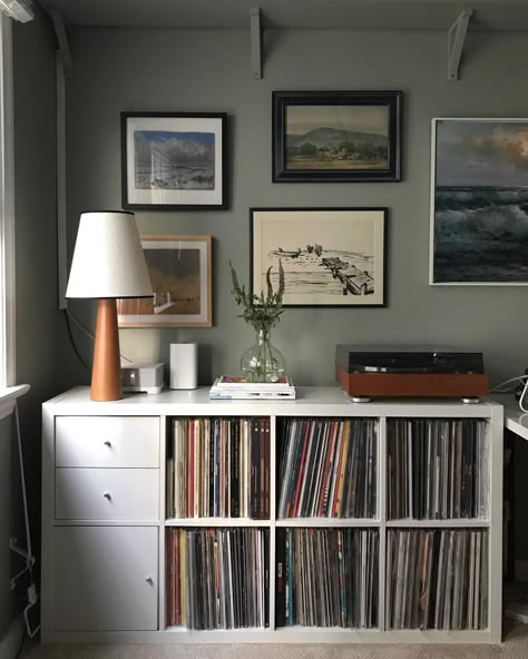 Ikea Turntable, Vinyl Living Room, Vinyl Interior, Record Player Set Up Aesthetic, Vinyl Record Furniture, Vinyl Collection, Vinyl Room, Record Room, Home Music Rooms