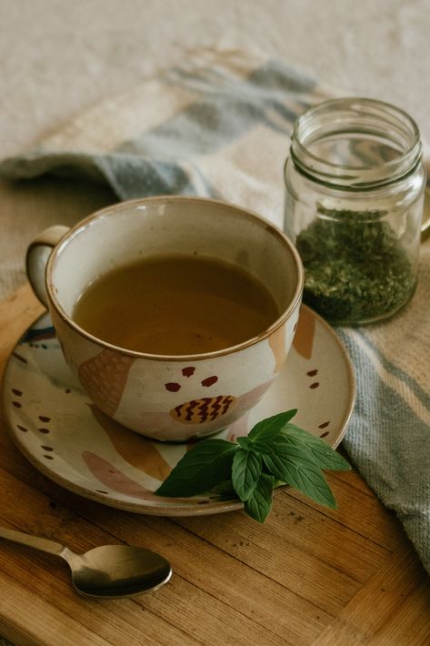 How to dry mint at home to make peppermint tea with. An easy recipe for making your own homemade peppermint tea using fresh peppermint leaves that have been dried to brew a fresh cup of mint tea. Drying the mint leaves helps increase the shelf-life of the tea leaves, meaning you can enjoy this dried mint tea for months and reap the health benefits year round! Peppermint Tea Aesthetic, Mint Tea Aesthetic, Peppermint Aesthetic, Tea Time Aesthetic, Leaves Meaning, Drying Mint Leaves, Cupcakes Bakery, Tea Flowers, Autumn Birthday