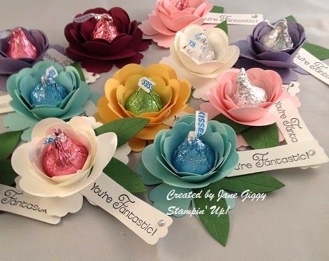 Hershey Kisses Crafts, Hersey Kisses, Hershey Kiss, Candy Flowers, Treat Holders, Paper Flower Crafts, Candy Crafts, Party School, Candy Holder