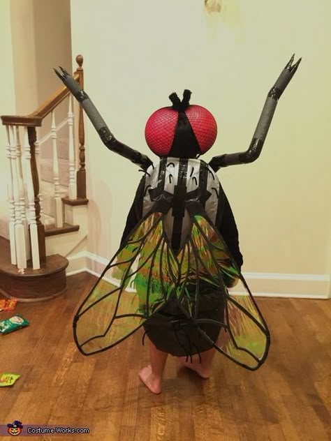 Simon: My 10 year-old daughter said she wanted to be Black Widow from The Avengers for Halloween, but I thought an actual black widow spider would be much more fun! I... Fly Costume Diy, Diy Bug Costume, Black Widow Diy, The Spider And The Fly, Carnaval Kids, Spider And The Fly, Fly Costume, Insect Costume, Homemade Costumes For Kids