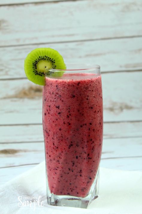 Kiwi And Berry Smoothie, Kiwi Berry Smoothie, Kiwi Berry, Kiwi Smoothie Recipes, Berries Smoothie, Kiwi Recipes, Kiwi Berries, Berry Smoothie Recipe, Kiwi Smoothie