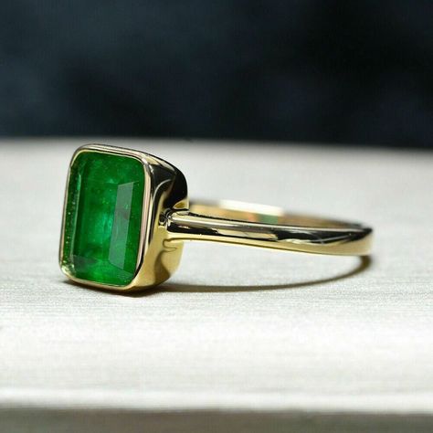 Birthstone Engagement Rings, Silver Emerald Ring, Emerald Ring Vintage, Green Emerald Ring, Dresses Classy, Bezel Set Ring, Ring Bezel, Promise Ring Gift, Engagement Ring Shapes