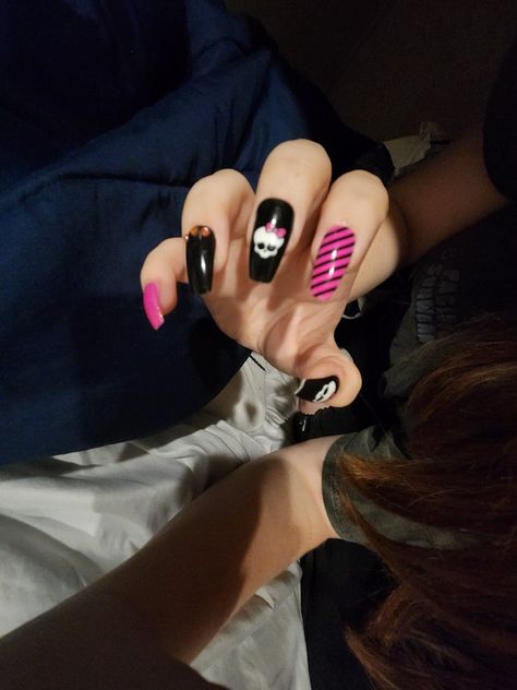 Monster High Nails Short, Edgy Y2k Nails, Icp Juggalo Nail Ideas, Nail Ideas Monster High, Emo 2000s Nails, Draculaura Nails Aesthetic, Skelanimals Nails, Monster High Nails Draculaura, Nail Ideas Alt