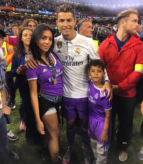 Ronaldo Georgina, Ronaldo Wife, Real Madrid Cr7, Sports Drawing, Football Girlfriend, Antonella Roccuzzo, Cristiano Jr, Cr7 Jr, Georgina Rodriguez