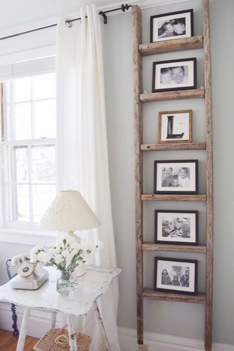 10 Farmhouse Thrift Store Makeovers Fixer Upper Style Antique Ladder Decor, Ladder Ideas, Koti Diy, Farmhouse Living Room Decor Ideas, Old Ladder, Vintage Ladder, Decor Studio, Interior Vintage, Dekor Diy