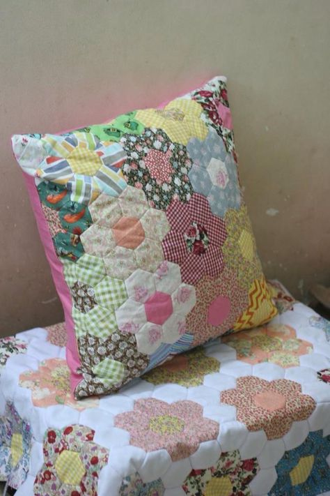 Retirement Crafts, Easy Quilt Patterns Free, Hexagon Quilting, Hexie Quilts, Quilt Pillow Case, Quilted Pillows, Liberty Prints, Hexagon Patchwork, Paper Piercing