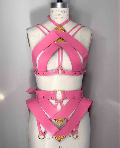 Handmade pink leather harness bra and pink leather peplum belt. Pink Body Harness Outfit, Pink Leather Outfit, Pink Leather Corset, Leather Strapped Harness, Leather Harness Women Romwe, Pink Leather Body Harness, Harness Outfit, Vinyl Skirt, Peplum Belt