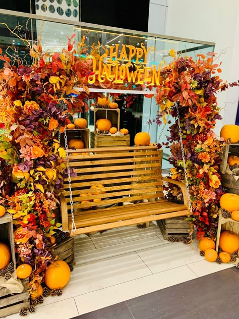 Thanksgiving Store Displays, Pumpkin Retail Display, Fall Installation, Green Event Decor, Fall Store Displays, Halloween Store Display, Garden Center Displays, Pumpkin Patch Photoshoot, Event Entrance