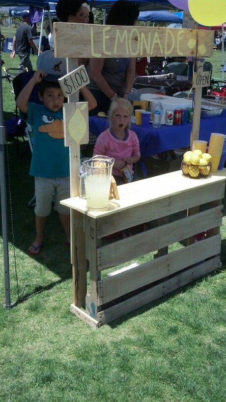 Home made lemon aid stand using a pallet and a few extra pieces Lemon Aid Stand Diy, Lemon Aid Stand Ideas, Lemon Aid Stand, Outdoor Kindergarten, Cowboy Themed Birthday Party, Lemon Aid, Diy Lemonade Stand, Wood Pallet Crafts, Lemonade Stands