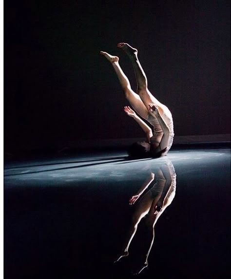 Physical Theatre, Dance Photography Poses, Dance Movement, Dancing Aesthetic, Human Poses, Dance Photos, Foto Art, Modern Dance, Dance Art