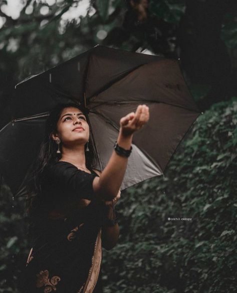 Rain Poses Photo Ideas, Saree In Rain, Photoshoot Ideas In Saree, Photoshoot In Rain, Rainy Photoshoot Ideas, Rain Photoshoot Ideas, Photography In Rain, Candid Photography Women, Village Photoshoot