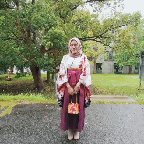 Wearing kimono and hakama for my #graduationday! This is a #traditionaljapaneseclothing for university graduation. #muslimkimono #japanesegraduationkimono #stylekimonowithhijab #indonesianmuslim Kimono Graduation, Kimono Outfit Japanese, Kimono Hijab, Kimono Hakama, Asian Clothes, Japanese Costume, Character Clothing, Kimono Outfit, University Graduation