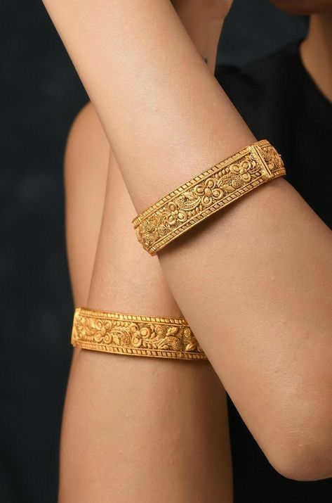 Temple Work, Jewellery Wardrobe, Plain Gold Bangles, Gold Bangles For Women, Gold Bangle Set, Gold Necklace Indian Bridal Jewelry, Indian Temple, Gold Plated Bangles, Gold Ring Designs