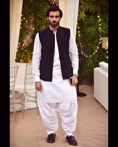 Hasnain Lehri on Instagram: “#HasnainLehri #whitefeast #iftar #nomiansariiftar #picture #shotby @zafar_y2k” Pakistani Pathani, Hasnain Lehri, Short Kurta For Men, Pathani Suit, Man Dress Design, Suits And Sneakers, Kurta Pajama Men, Indian Groom Wear, Suit Combinations