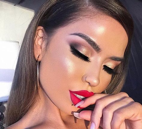 Red Lip Makeup Look Glam, Red Lip Smokey Eye Makeup Look, Smokey Eye With Red Lips, Natural Summer Makeup, Shimmery Eyeshadow, Formal Makeup, Red Lip Makeup, Neutral Makeup, Pinterest Makeup