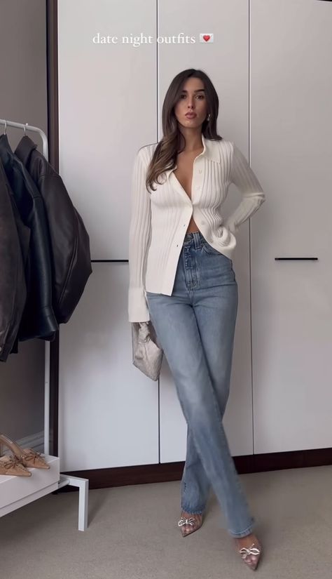 Every Day Outfits Winter, Late Twenties Fashion Outfits, Dinner Jeans Outfit Winter, Outfits For Late 30 Year Olds, Daytime Outfits Fall, Hourglass Jeans Outfit, Dinner Outfits Curvy, Elegant Outfits With Jeans, Jean Dinner Outfits