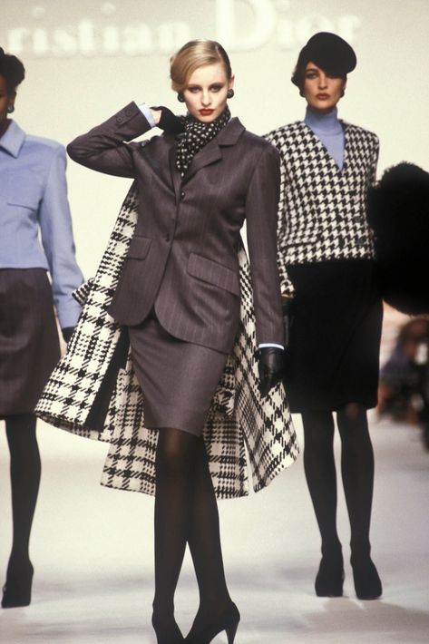 #dior #80sfashion #runway #powerdressing #1989 #fashion #style #suit 80s High Fashion Runway, Dior 80s Fashion, 80s Womens Suit, Power Dressing 80s, 1980s Office Fashion, Bourgeoisie Aesthetic, Dior Core, 1980s Power Dressing, 80s Dior