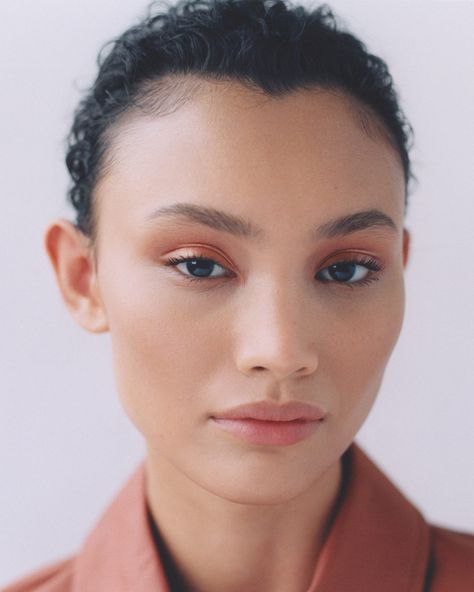 With the season’s darker, longer days in full effect, adding a little lightness to your makeup can make the world of difference to your look and mood. Here, Hermès Beauty’s creative director GREGORIS PYRPYLIS tells MALENA HARBERS how, done right, a subtle pop of color on the eyes can revive and refresh a winter-weary complexion in seconds #ModernEyeMakeup #FreshEyeLooks #EyeMakeupTrends #ContemporaryGaze #CurrentEyeStyles #RevampedEyeBeauty #ChicEyePalette #TrendyEyeArt #InnovativeEyeLooks #Eye Tan Shades, Colored Mascara, Look 2023, Creamy Eyeshadow, Eye Pigments, Cute Eyeshadow Looks, Eyeshadow For Blue Eyes, Dark Eyeshadow, Eye Liner Tricks