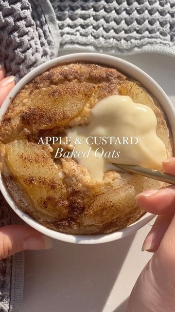 Custard Baked, Baked Oats Recipe, Sliced Apple, Apple Custard, Biscoff Spread, Oats Recipe, Cheap Healthy Meals, Baked Oats, Oats Recipes