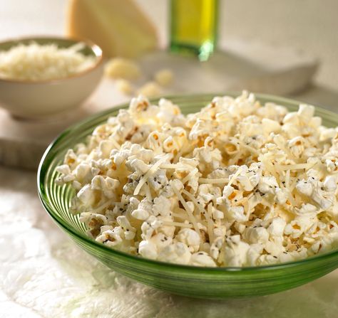 Truffle oil, parmesan, and black pepper give this popcorn a sophisticated, elegant taste that's perfect for parties. Lime Popcorn, Flavored Popcorn Recipes, Truffle Popcorn, Spiced Popcorn, Popcorn Cake, Salty Popcorn, Healthy Popcorn, Popcorn Snacks, Popcorn Recipe