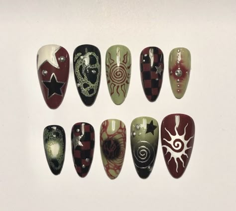 Fall Grunge Nails, Simple Nail Design Ideas, Artistic Nail Art, Whimsical Nail Designs, Hippy Nail Art, Hippy Nail Designs, Gaming Nails, Whimsy Nails, Nail Art Hippie