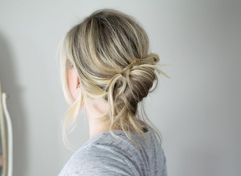 I’ve been playing around with creating a “banana bun” tutorial since it seems to be the latest trend. I love it because I love anything relaxed and simple! I think it got its name… Banana Buns, Quick Hair Styles, Ideas For Braids, Girls Updo, Quick Hair, French Twist Hair, Easy Bun Hairstyles, Beauty And Cosmetics, Long To Short Hair