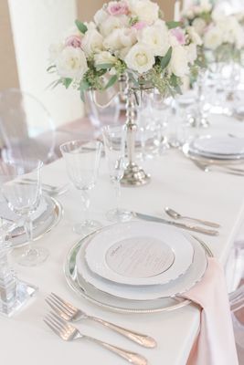 Click to find out just how they brought the timeless silver screen to life in this Silver Pink and Crystal Classic Wedding shoot. Round Table Settings, Silver Wedding Decorations, White Table Settings, Dreamy Decor, Pink And White Weddings, Wedding Plates, Wedding Pink, Wedding Expo, Classic Table