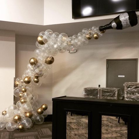 Gold and clear balloons make up this beautiful organic champagne balloon arch. 50 Balloon Garland, Clear Balloon Backdrop, Champagne Bubble Balloons, Champagne Balloon Backdrop, Golden Balloon Arch, Nye Balloon Arch, Balloon Champagne Bubbles, Champagne Balloons Bubbles, Balloon Arch With Lights