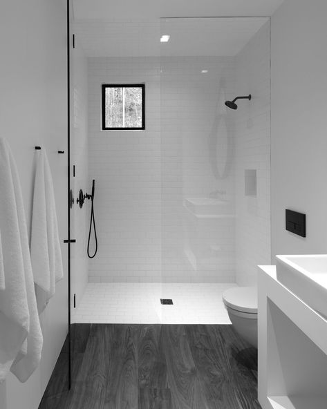 The minimalistic bathroom at the center of the studio separates the sleeping area from the living area . Makeover Kamar Mandi, Japanese Bathroom, Bad Inspiration, Decor Ikea, Minimalist Bathroom, Bath Room, Vintage Eclectic, Bathroom Renos, Small Bathroom Decor