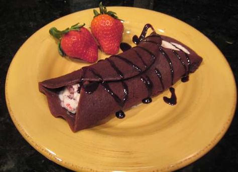 Ice cream enchiladas - chocolate tortillas recipe Chocolate Tortilla, Fruit Taco, Chocolate Crepes, Yummy Ice Cream, Tortilla Recipe, Frozen Treats, Sweets Treats, Tortillas, Just Desserts