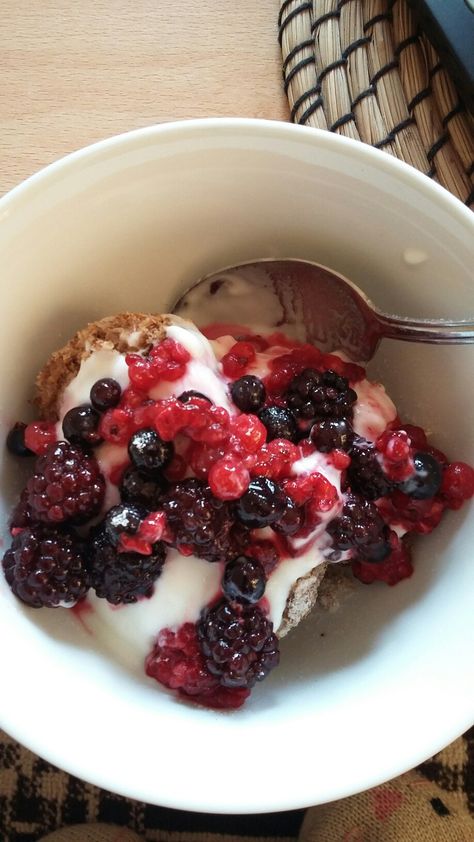 Natural fat free yoghurt, summer berries and healthy b weetabix Yoghurt And Berries, Weetabix Aesthetic, April Vibes, Bakery Foods, Yogurt Bowl, Chia Seed Pudding, Summer Berries, Food Inspo, Healthy Summer