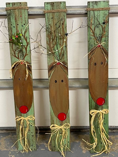 On pallet boards Pallet Reindeer, Christmas Pallet Crafts, Pallet Santa, Christmas Party Crafts, Christmas Yard Art, Barn Wood Crafts, Barn Wood Projects, Bazaar Crafts, Pallet Boards