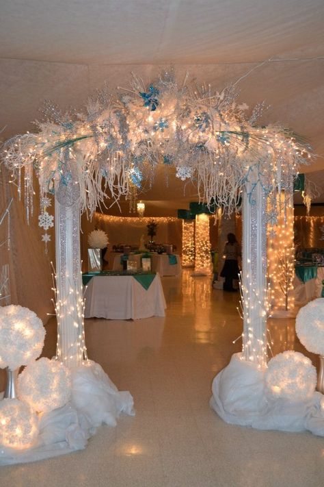 Winter Wonderland Party Decorations Centerpieces, Winter Wonderland Wedding Ceremony, Winter Wonderland Ideas Decorations, Winter Land Decorations, Winter Wonderland Back Drop Ideas, Snow Ball Decor, Winter Wonderland 15 Theme, Winter Wonderland Archway, Ball Ideas Formal Decorations