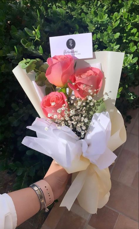 Small Bouquet Arrangements, Pretty Rose Bouquet, Birthday Bouquet Flowers Roses, Small Rose Bouquet Aesthetic, Simple Bouquet Aesthetic, Small Birthday Bouquet, Pretty Bouquet Of Flowers Simple, 3 Roses Bouquet Simple, Small Buque Ideas