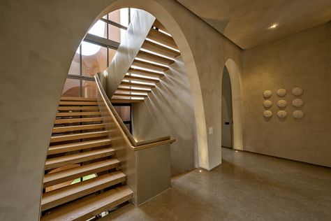 https://www.archdaily.com/984735/mirai-house-of-arches-sanjay-puri-architects/62c304eba1a6d10184751750-mirai-house-of-arches-sanjay-puri-architects-photo?next_project=no Mirai House, Villa Layout, Sanjay Puri Architects, Bungalow Architecture, Sanjay Puri, Lime Plaster, Desert Climate, India Architecture, Hot Desert