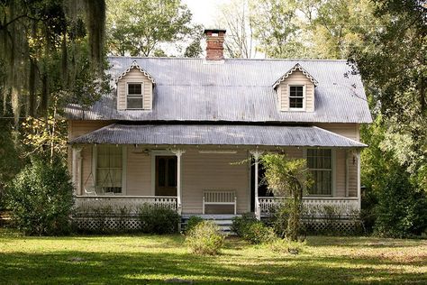 Reminds me of my childhood home in Wellborn,FL. My Dad renovated an old general store and put a metal roof on top just like this! Florida Cracker, Cracker House, Attic House, Attic Room, Attic Design, Attic Bathroom, Attic Apartment, Attic Renovation, Attic Remodel