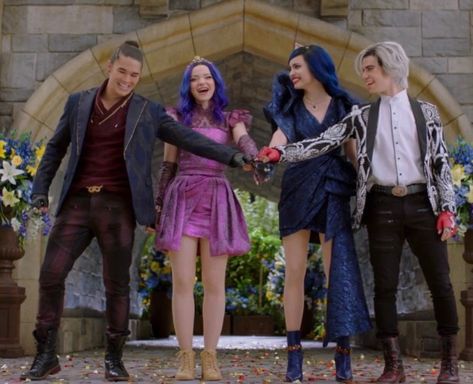 credit to owners, via descendants Vks Descendants, Descendants Screencaps, Descendants Bts, Descendants Music, Descendants Aesthetic, Descendants Videos, Disney Descendants Characters, Descendants 2015, Descendants Wicked World