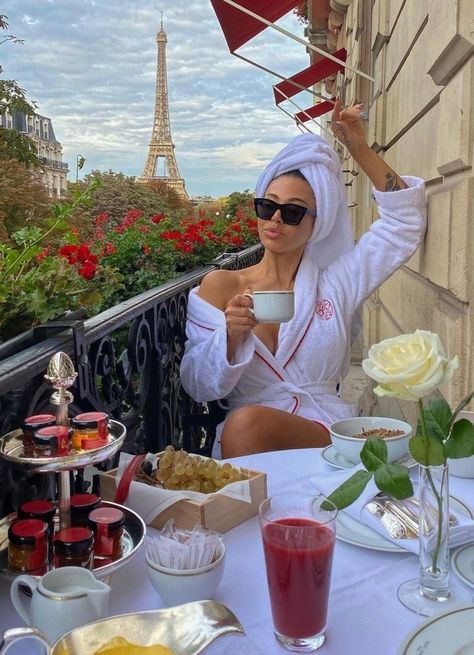 Paris Hotels With Eiffel Tower View, Shangri La Paris, Elegant Hotel, Paris Chic, Girls Vacation, Good Morning World, Vacation Mood, Paris Hotels, Four Seasons Hotel