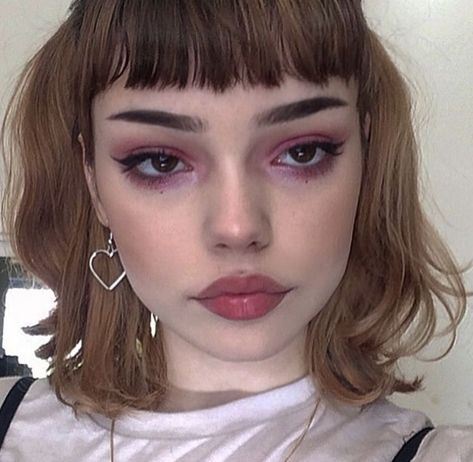 🦋Pinterest🦋@msbrookieee Straight Brow Makeup, Soft Eyebrows, Goth Eyebrows, Short Eyebrows, Shave Eyebrows, Straight Eyebrows, Straight Brows, Short Grunge Hair, Edgy Makeup